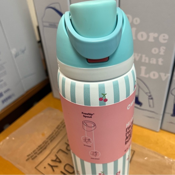 Owala 32 oz FreeSip Cherry Stripes – Brand New! - Picture 3 of 6